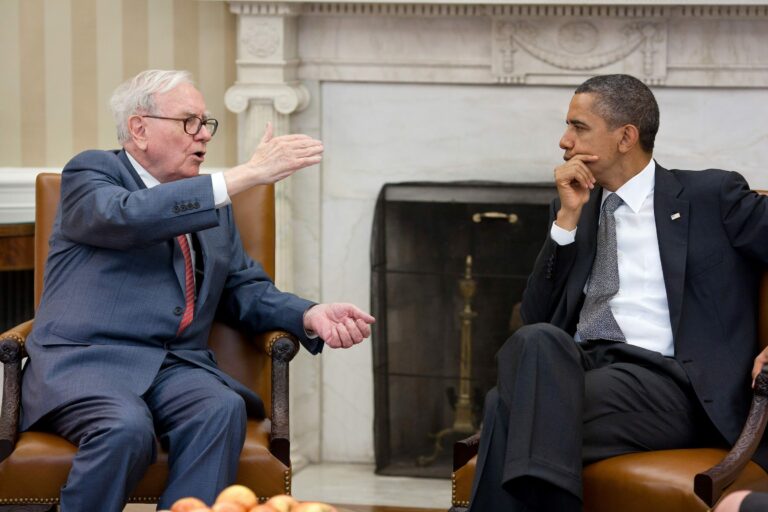 Warren Buffett im Gespräch mit dem ehemaligen US Präsidenten Barrack Obama.